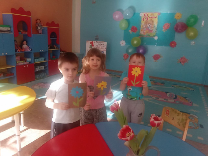 Прошло занятие по аппликации "Цветок маме" Прошло занятие по аппликации "Цветок маме".